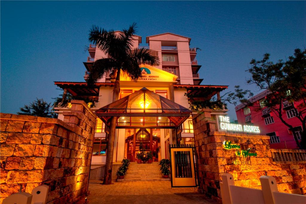 un edificio con una escalera que conduce a la entrada de un hotel en The Guwahati Address By Centre Point en Guwahati