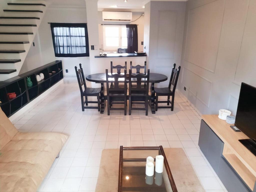 a kitchen and dining room with a table and chairs at Duplex familiar zona macrocentro in Resistencia