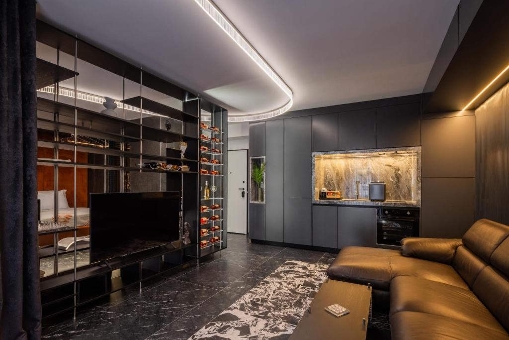 un soggiorno con un divano e una televisione di Ruby Apartment Ks a Pristina