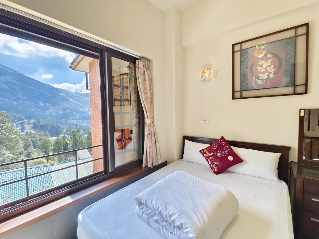 a bedroom with a bed and a large window at 奮起湖車站 揚揚老街民宿 in Fenqihu