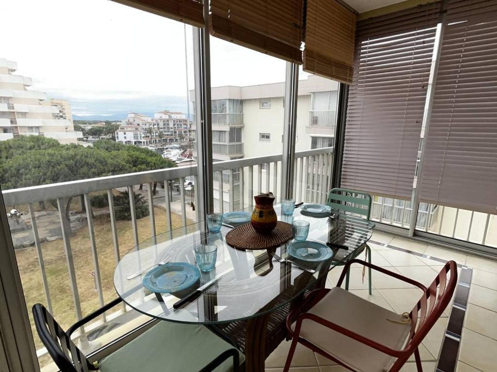 T2 lumineux au port, climatisation, loggia avec vue, parking inclus