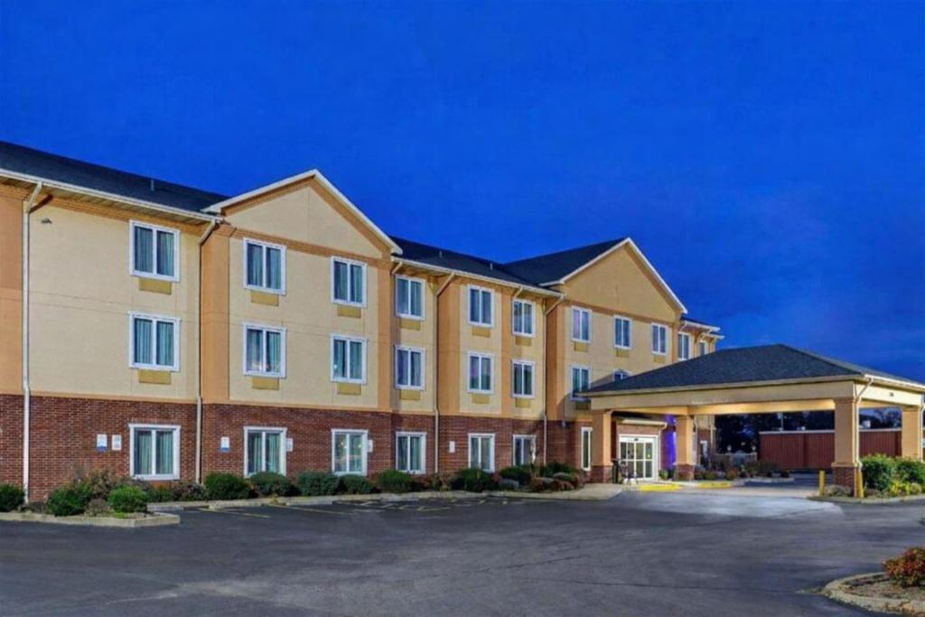 a rendering of a hotel with a parking lot at Springplace Inn & Suites in Marion