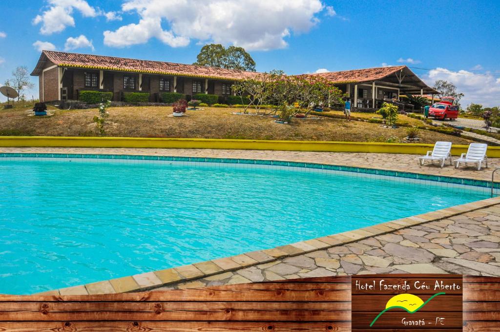 uma piscina em frente a uma casa em Hotel Fazenda Ceu Aberto em Gravatá