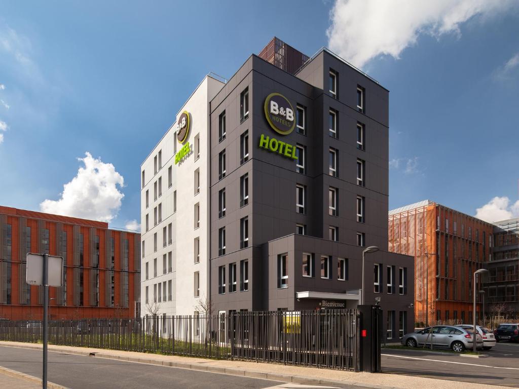 a building with a hotel sign on the side of it at B&B HOTEL Orly Chevilly Marché International in Chevilly-Larue