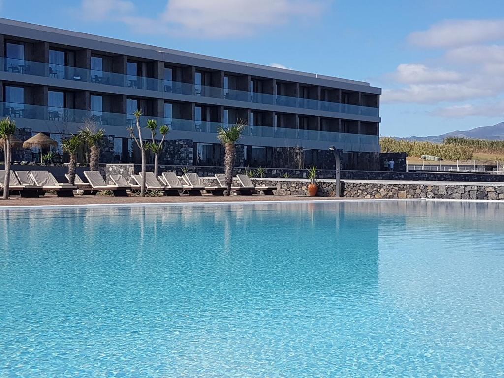Bazén v ubytování Pedras do Mar Resort & Spa nebo v jeho okolí