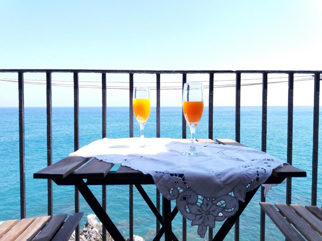 チェファルにあるMarina Houseの海上のテーブルに座るワイン2杯