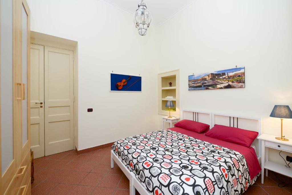 um quarto com uma cama e uma secretária num quarto em Residenza Santa Chiara em Nápoles