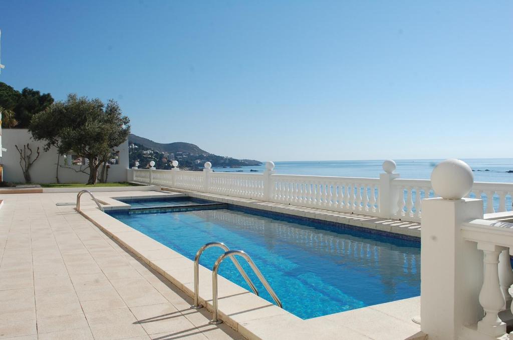 Apartment Mediterraneo A 1-5 2036, Roses, Spain - Booking.com