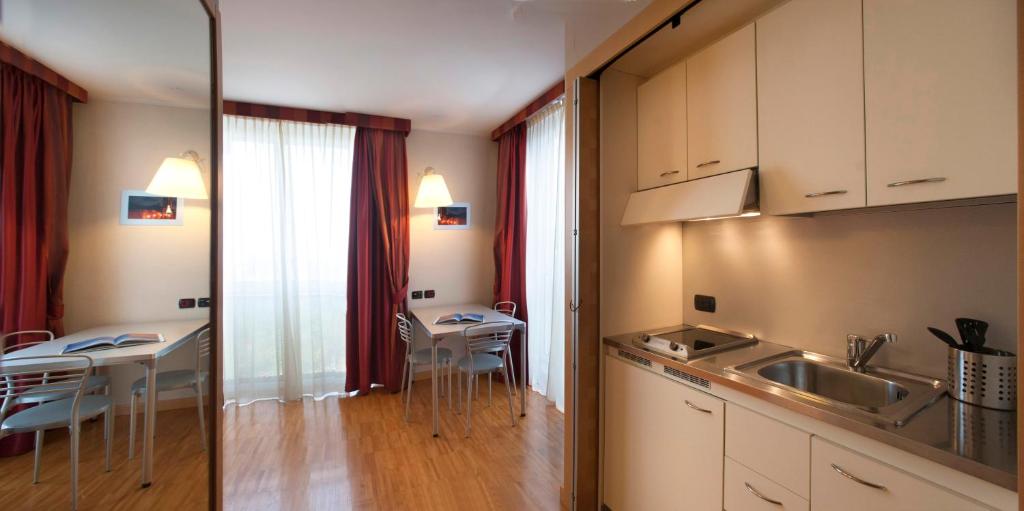 Kuchyňa alebo kuchynka v ubytovaní AlbaResidence Masera26