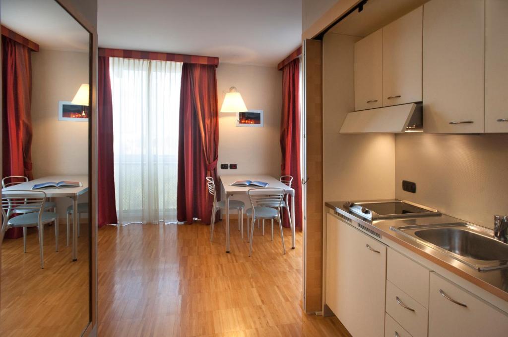 Kuchyňa alebo kuchynka v ubytovaní AlbaResidence Masera26