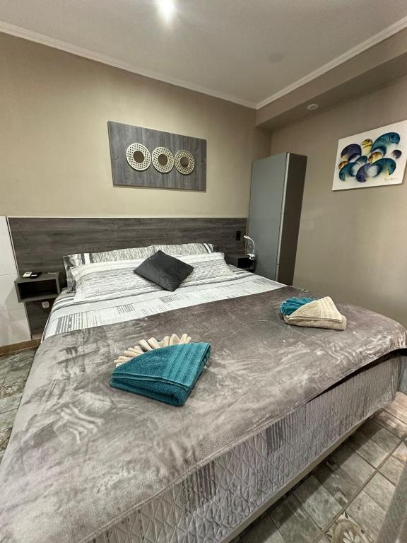a large bed with two towels on top of it at Alojamiento La Delfina in Chacras de Coria