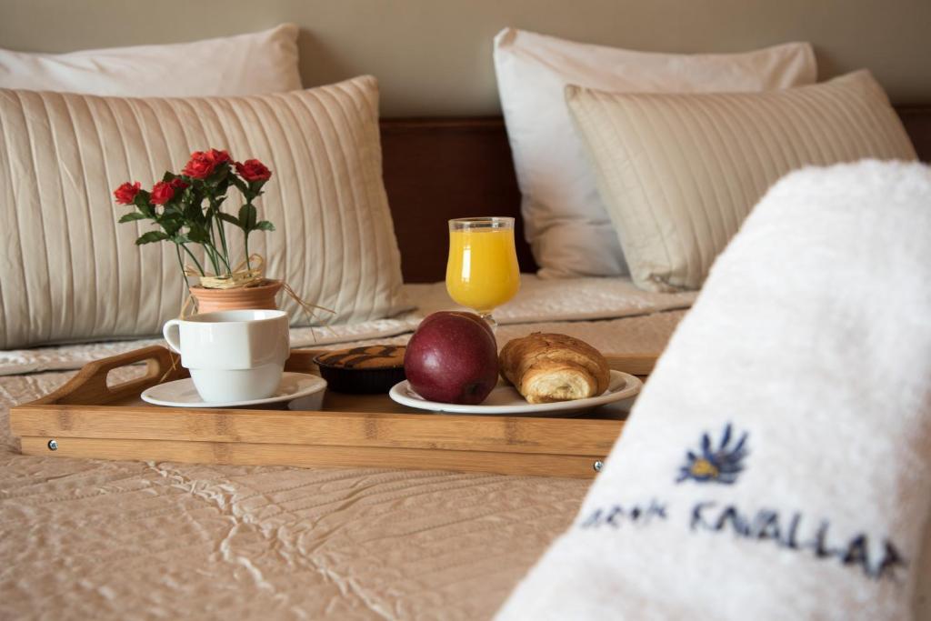 Postel nebo postele na pokoji v ubytování Acharnis Kavallari Hotel Suites
