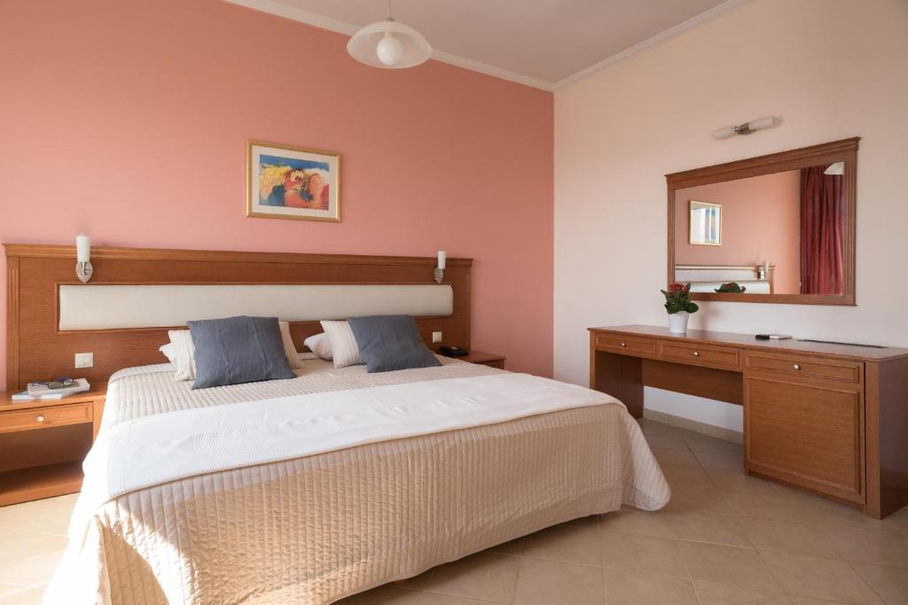Postel nebo postele na pokoji v ubytování Acharnis Kavallari Hotel Suites