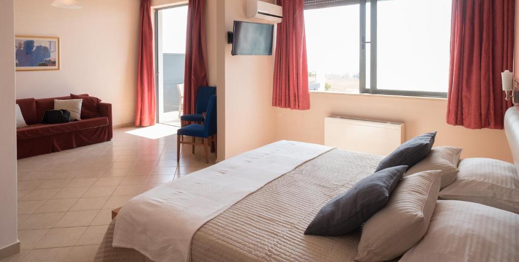 Postel nebo postele na pokoji v ubytování Acharnis Kavallari Hotel Suites