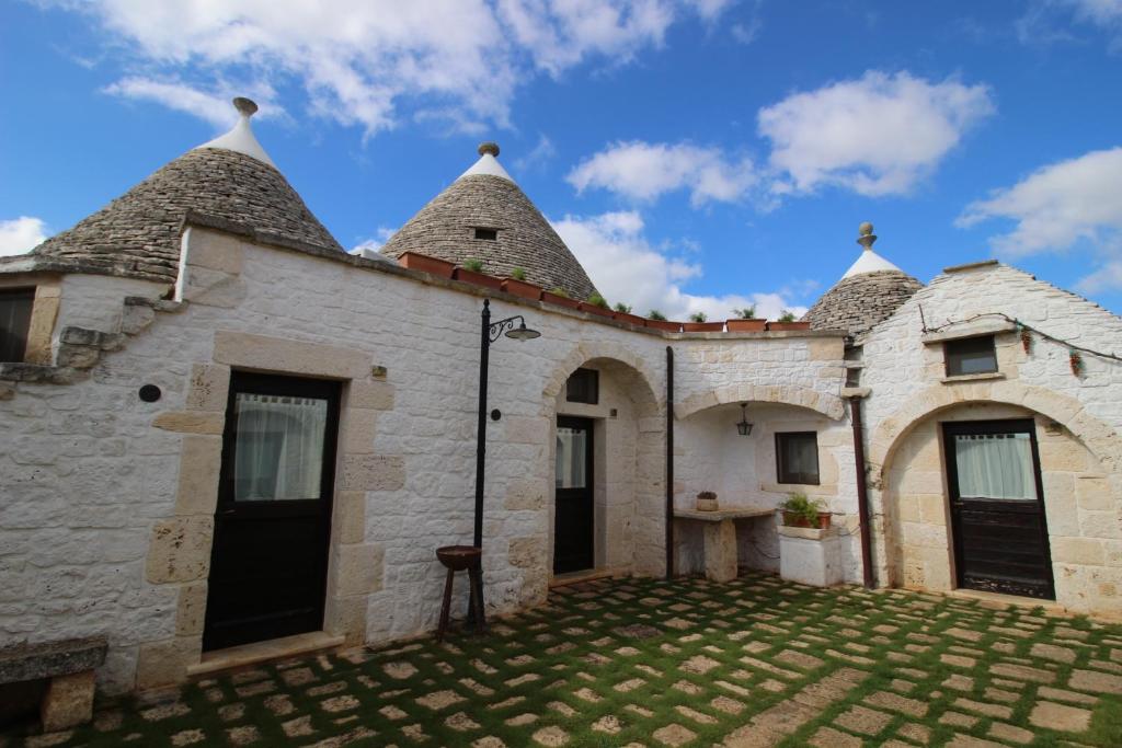an old house with a thatched roof at Il Gabellota Resort in Alberobello