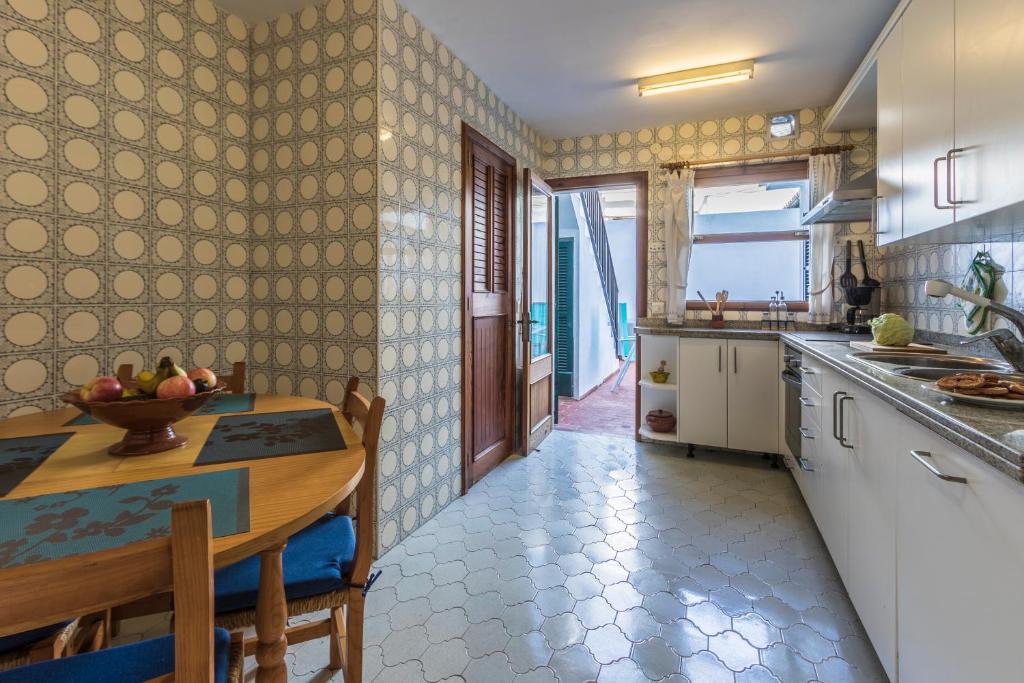 Kuchyň nebo kuchyňský kout v ubytování TownHouse Dionis By homevillas360