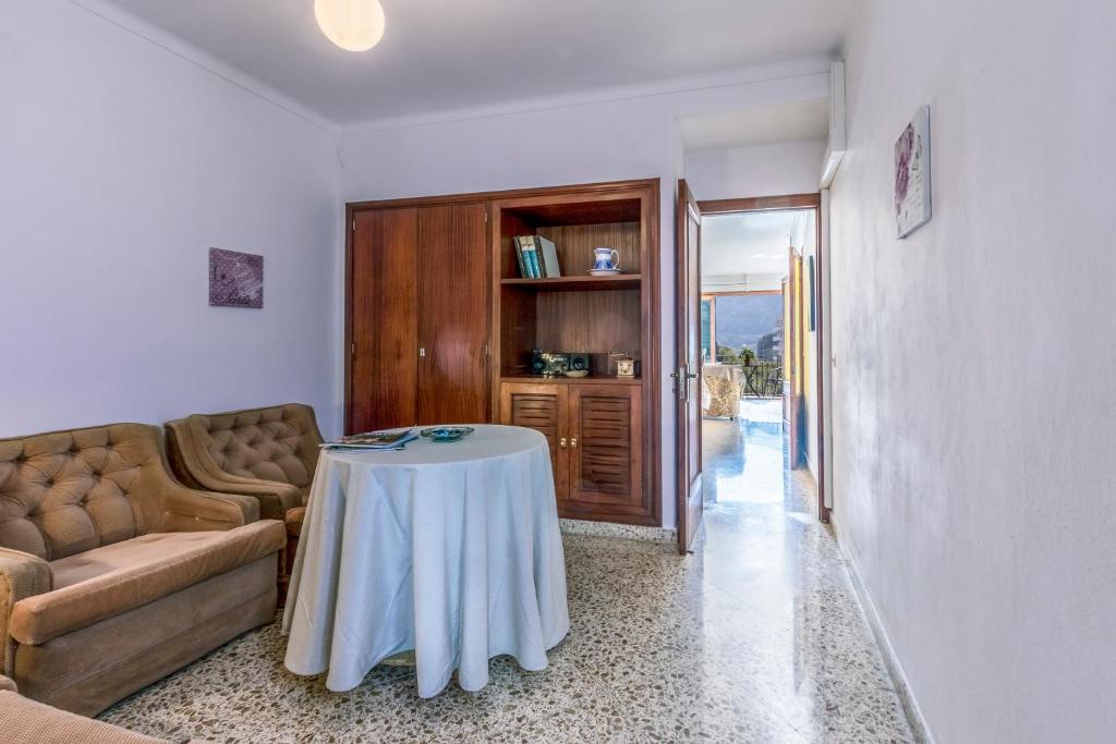 Posezení v ubytování TownHouse Dionis By homevillas360