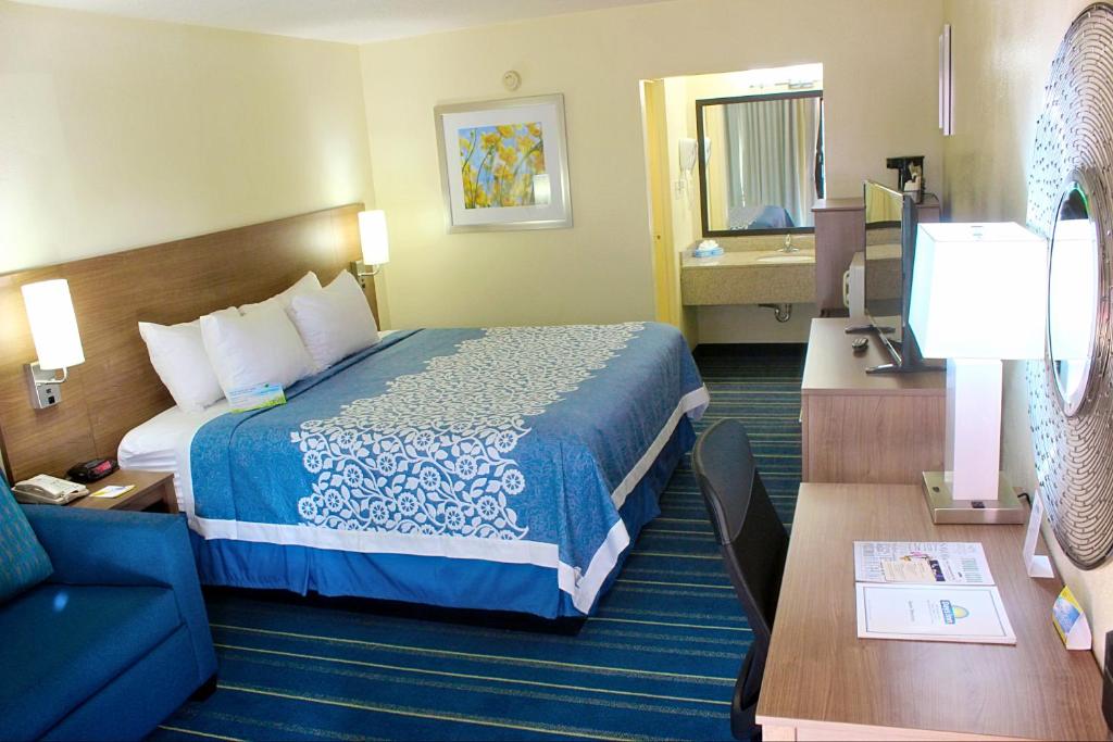Postel nebo postele na pokoji v ubytování Days Inn by Wyndham Newark Wilmington