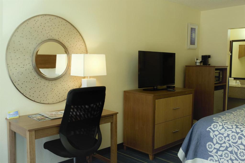 TV a/nebo společenská místnost v ubytování Days Inn by Wyndham Newark Wilmington