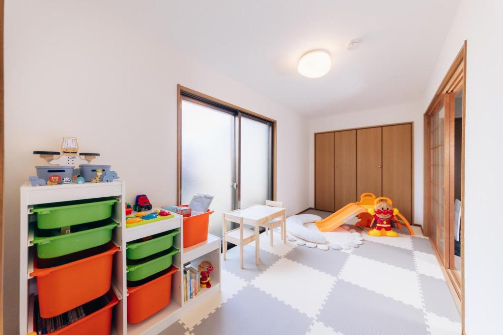 a room with a childs room with a play area at 子連れ歓迎 平屋一棟貸し 3LDK 最大8名 プレイルーム付 法隆寺徒歩5分 HMV Horyuji in Ikaruga