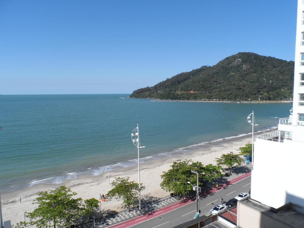 uma vista para a praia a partir de um edifício em Apartamento Beira-Mar em Balneário Camboriú