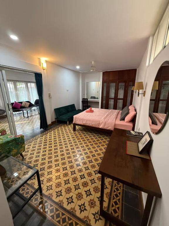 A Tropical 1 bed villa with poolside ,kitchen, dining and TV - Villa 2