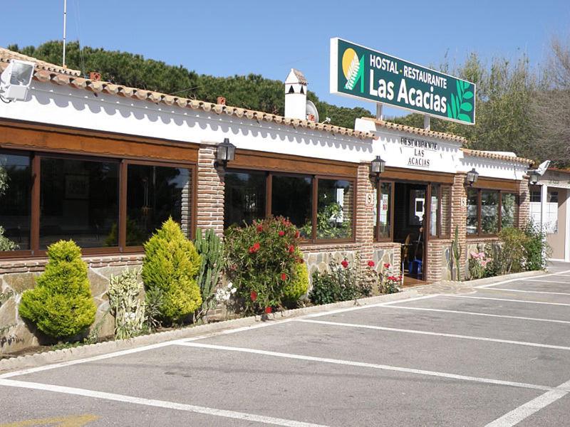 a fast food restaurant with a parking lot at Hostal Las Acacias in Los Caños de Meca