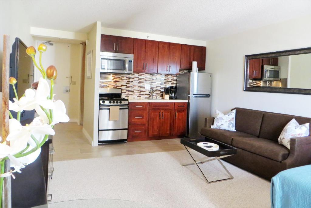 Waikiki Place Studios at The Marine Surf Waikiki - Premium Queen Studio With Sofa Bed 1907