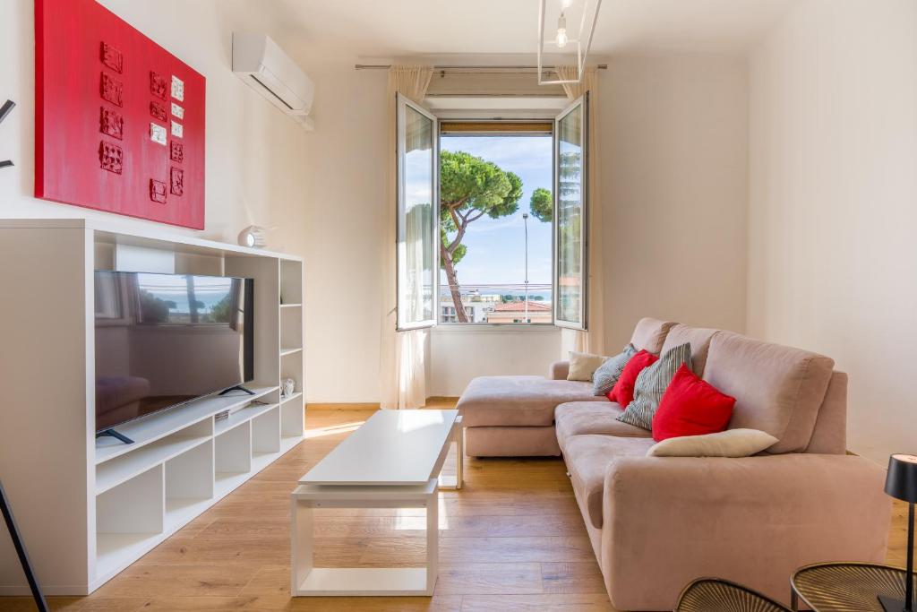a living room with a couch and a tv at Ca'Mea 2 Vista Mare, vicino alla pista ciclabile in Imperia