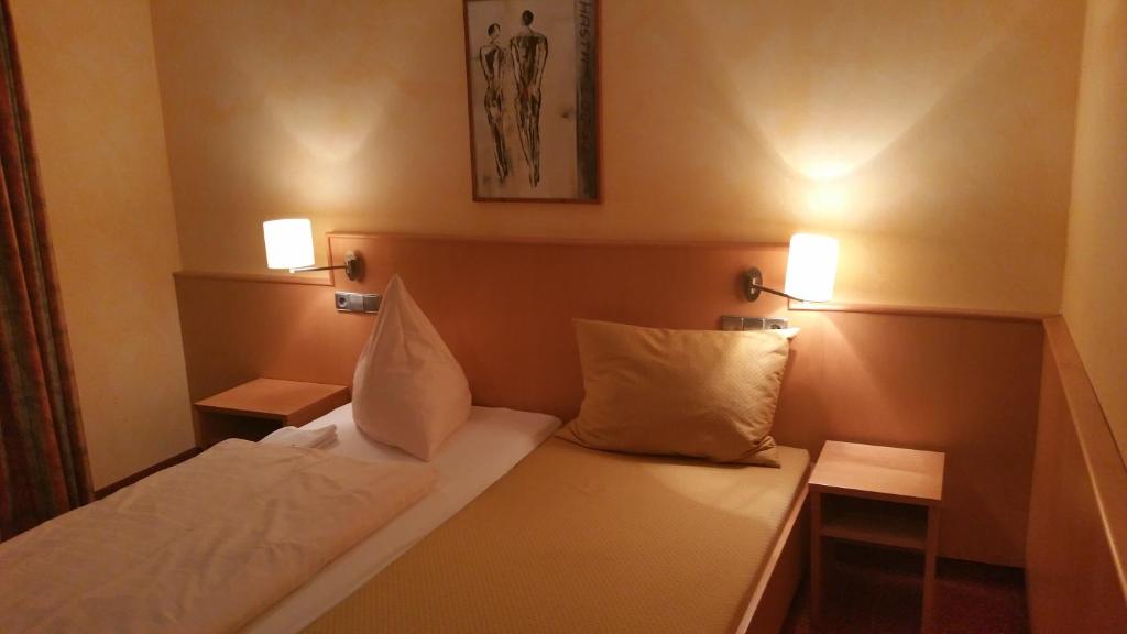 Postel nebo postele na pokoji v ubytování Hotel-Restaurant Fröhlich