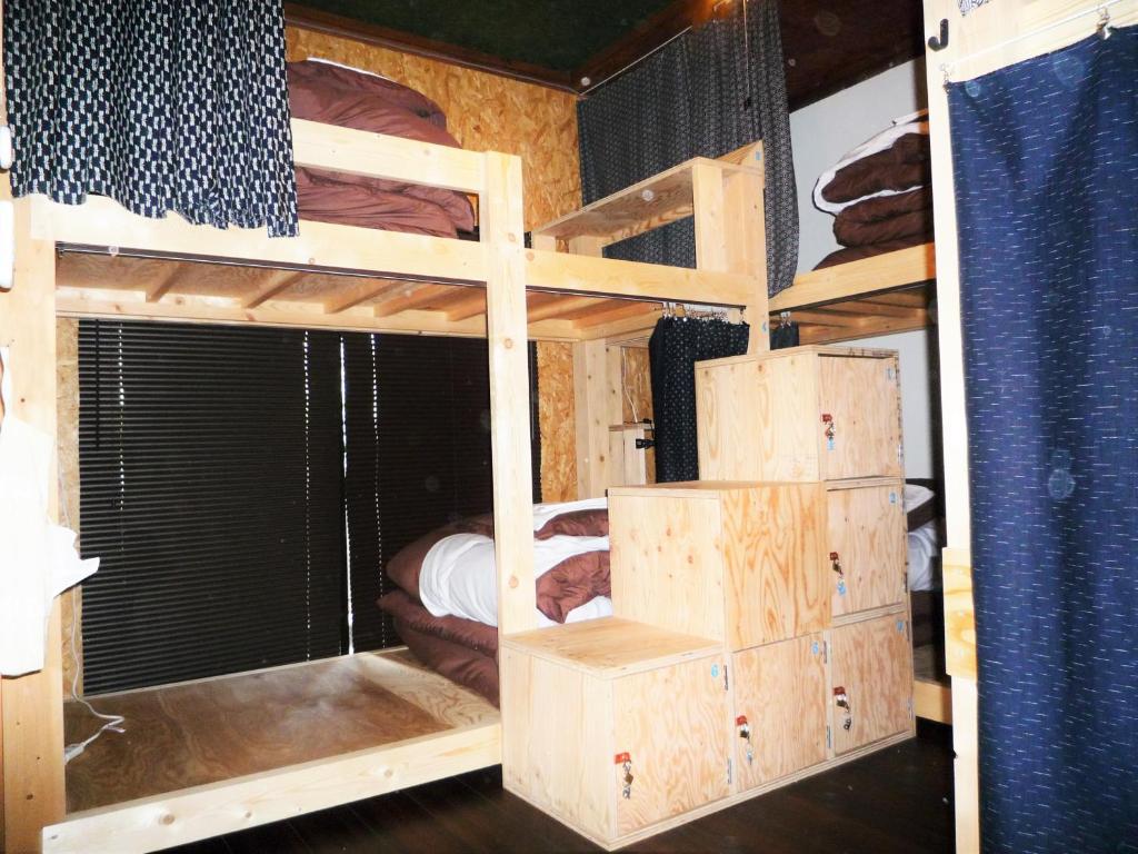 Palanda nebo palandy na pokoji v ubytování Guesthouse Kiten