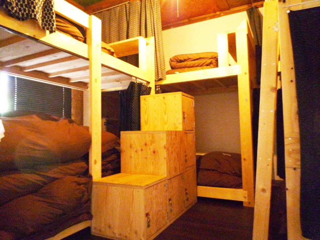 Palanda nebo palandy na pokoji v ubytování Guesthouse Kiten