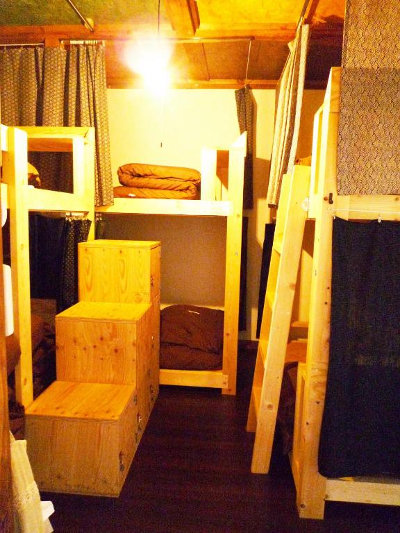 Palanda nebo palandy na pokoji v ubytování Guesthouse Kiten