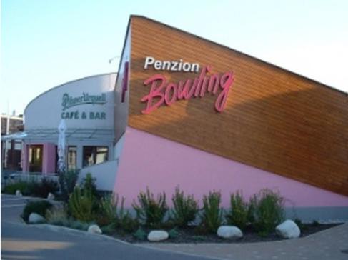 ein Gebäude mit dem Wort Wiedervereinigung auf der Seite in der Unterkunft Penzion Bowling in Liptovský Mikuláš