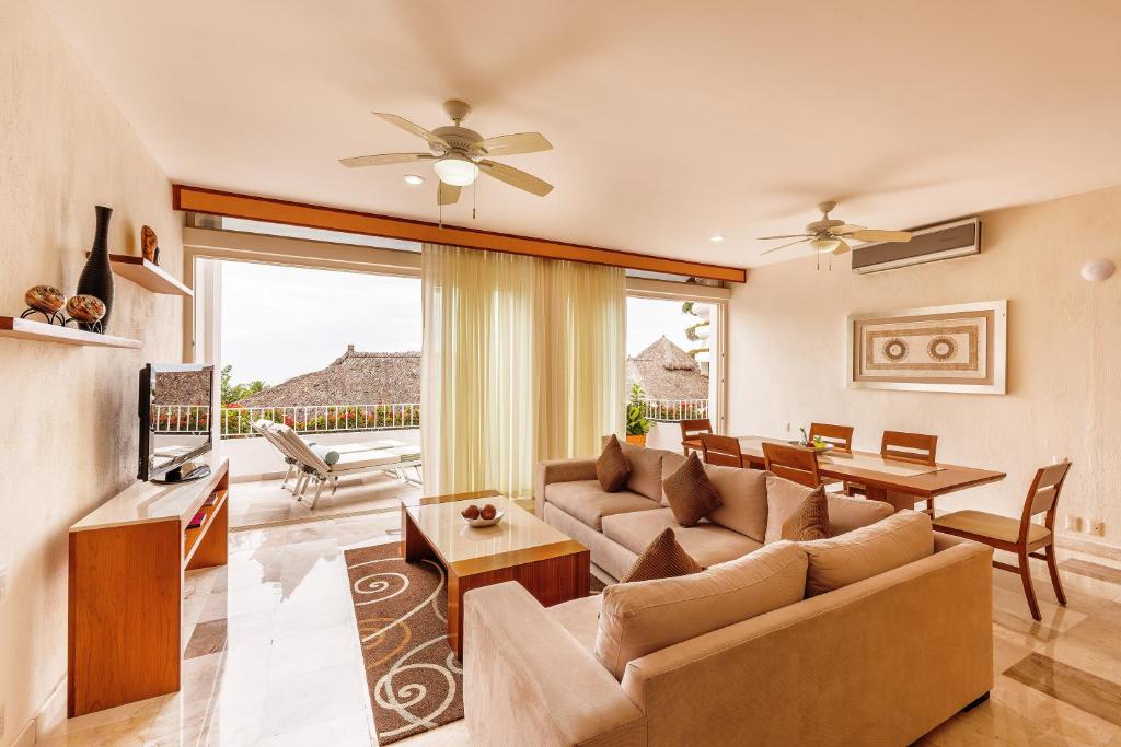 TV a/nebo společenská místnost v ubytování Grand Miramar All Luxury Suites & Residences