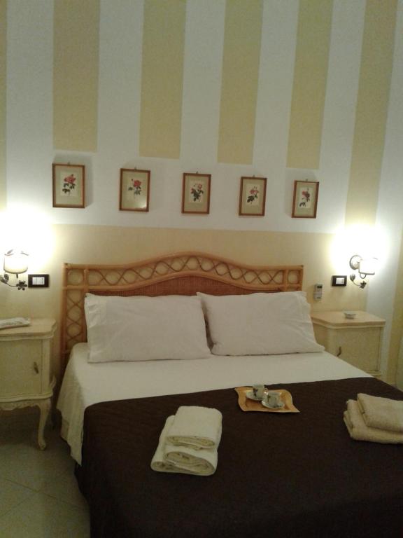 a bedroom with a bed with two towels on it at Il Gelso nella Valle in Agrigento