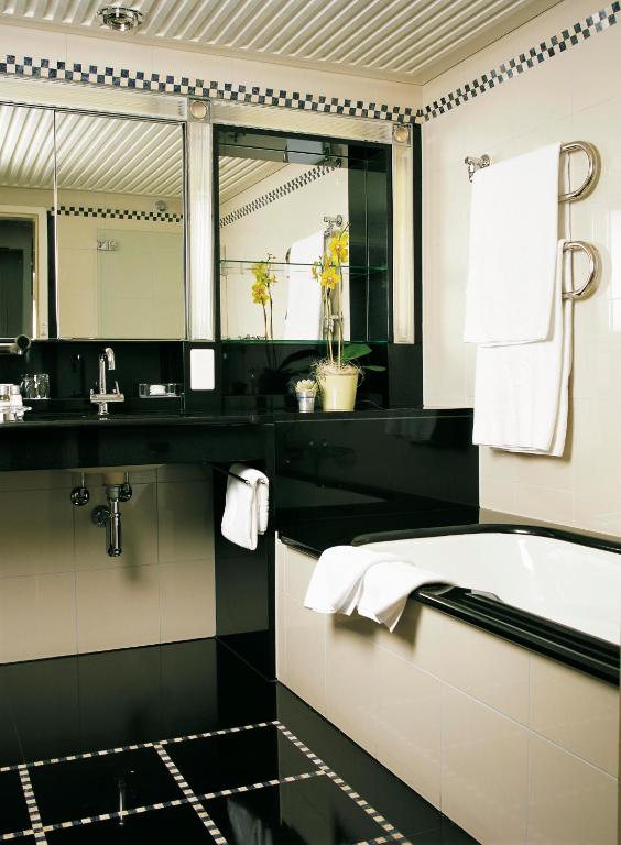 Koupelna v ubytování Widder Hotel - Zurichs Luxury Hideaway