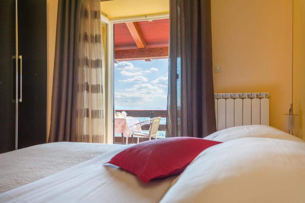 1 dormitorio con cama y ventana con vistas en Guesthouse Villa Marija, en Motovun