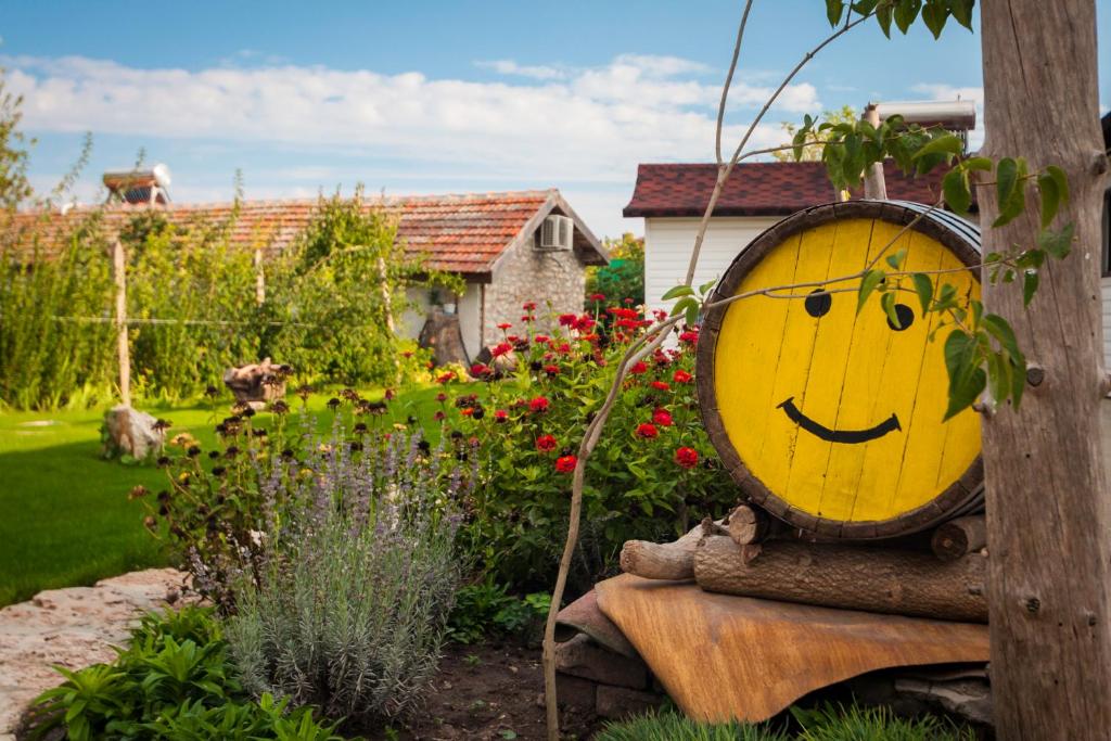 布加雷沃的住宿－Kosta Bungalows，坐在花园里的微笑的脸盆