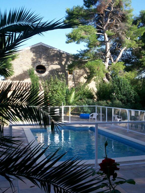 une vue d'une piscine dans un complexe hôtelier dans l'établissement Domaine de la Pinsonnière, à La Livinière