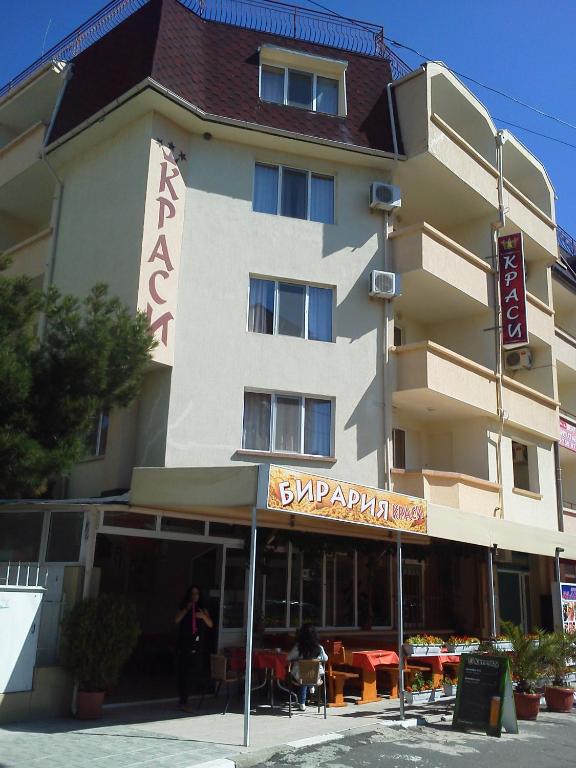 ein Gebäude mit einem Schild an der Vorderseite in der Unterkunft Krasi Hotel in Rawda