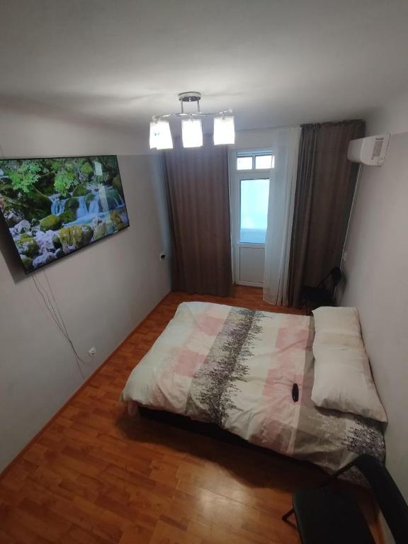 a bedroom with a bed and a window at Airport 24h in Chişinău