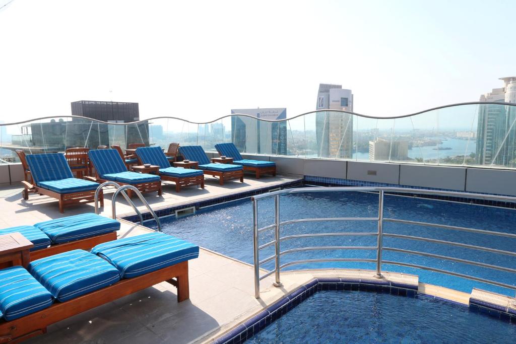 Bazén v ubytování Samaya Hotel Deira nebo v jeho okolí