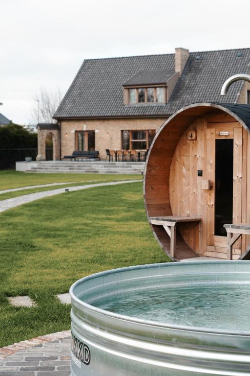 a building with a pool in front of a house at Villa Ultima Thule in Ostend