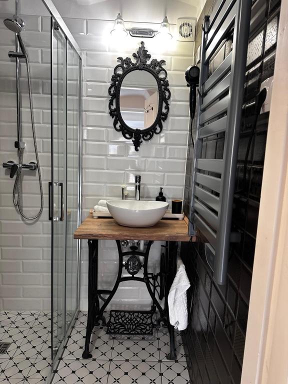 a bathroom with a sink and a mirror at Petőfi Sarok Apartman in Keszthely