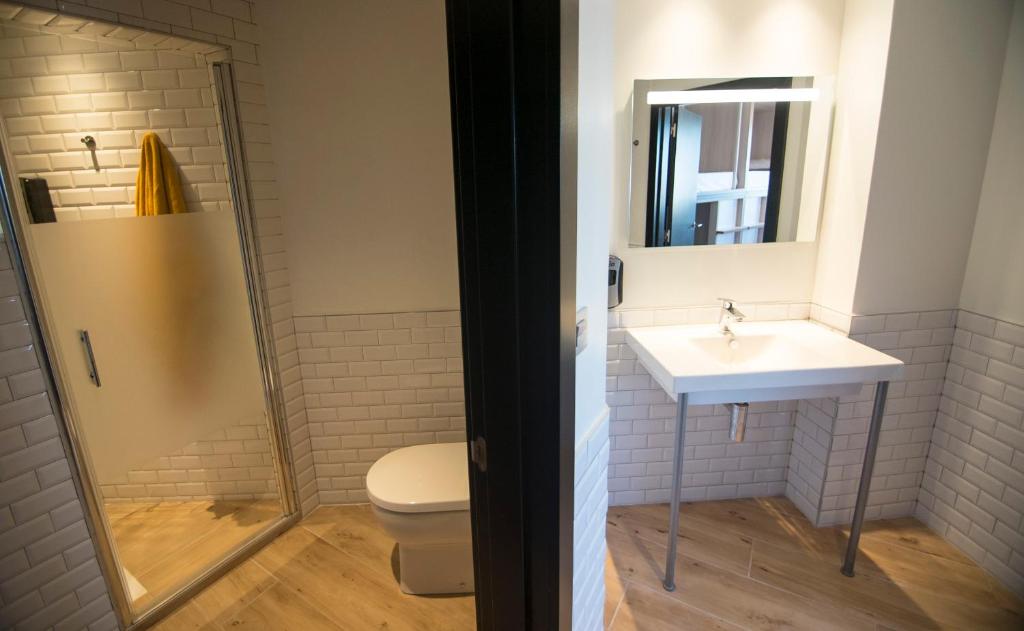 Un baño de Koisi Hostel