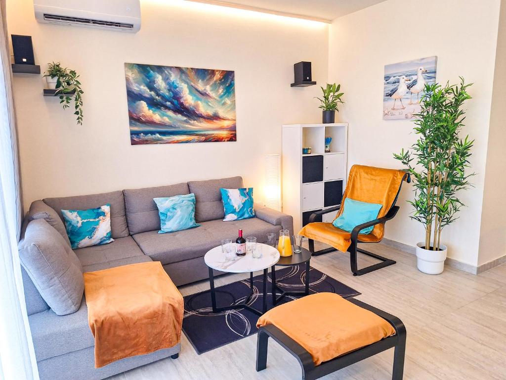 a living room with a couch and a table and chairs at Villa TeSa in Sevid