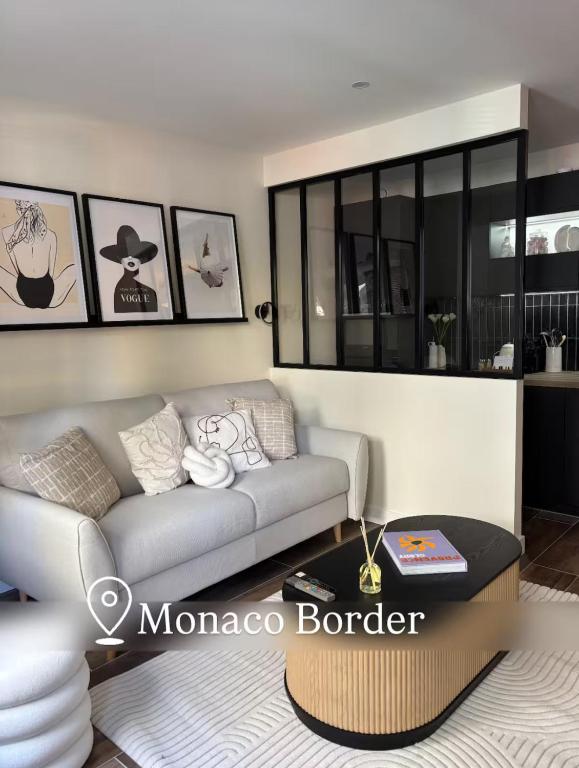 a living room with a couch and a coffee table at L'Ecrin de Monaco Studio Emplacement privilégié in Beausoleil