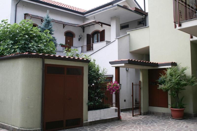 Το κτήριο όπου στεγάζεται  το ξενοδοχείο διαμερισμάτων