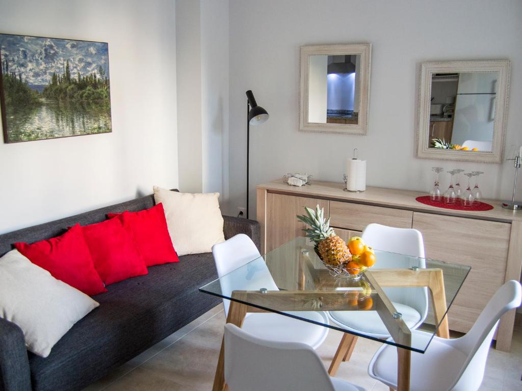 sala de estar con sofá y mesa de cristal en Mirador de la Lona, en Granada